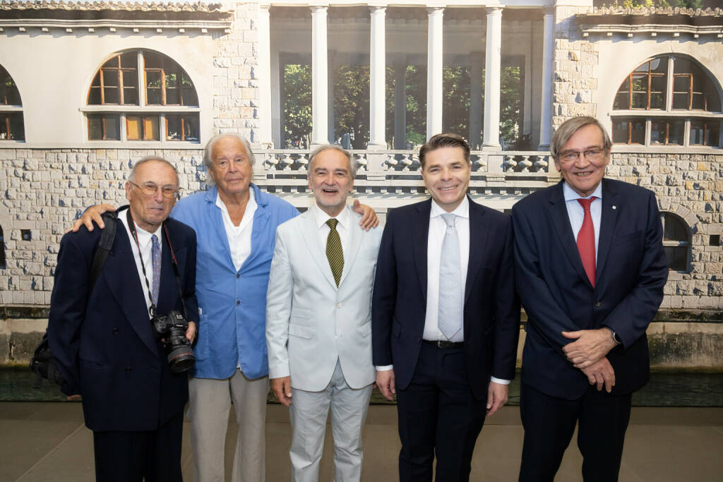 Wiener Städtische Versicherungsverein: Sloweniens Handschrift im und am Ringturm, im Beisein von Architekt Prof. Boris Podrecca eröffnete gestern Abend Sloweniens Botschafter Aleksander Geržina die Architekturausstellung im Ringturm über Jože Plečnik. v.l. Kunsthistoriker und Jože Plečnik-Experte Dr. Damjan Prelovšek, Architekt Prof. Boris Podrecca, Kurator Mag. Adolph Stiller, Aleksander Geržina (Botschafter der Republik Slowenien) und Mag. Robert Lasshofer (Vorstandsvorsitzender des Wiener Städtischen Versicherungsvereins). Foto: Wiener Städtische, © Aussender (27.06.2023) 