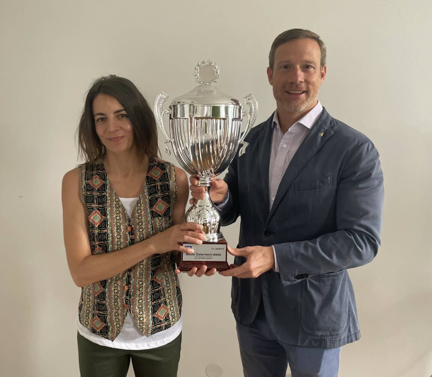 Do&Co: Gottfried Neumeister mit Christine Petzwinkler und dem Wanderpokal für die Beste ATX Jahre in der 25-Jahre-Sicht, gleich zum 25er am 30.6.2023 den Nr.1-Spot erobert