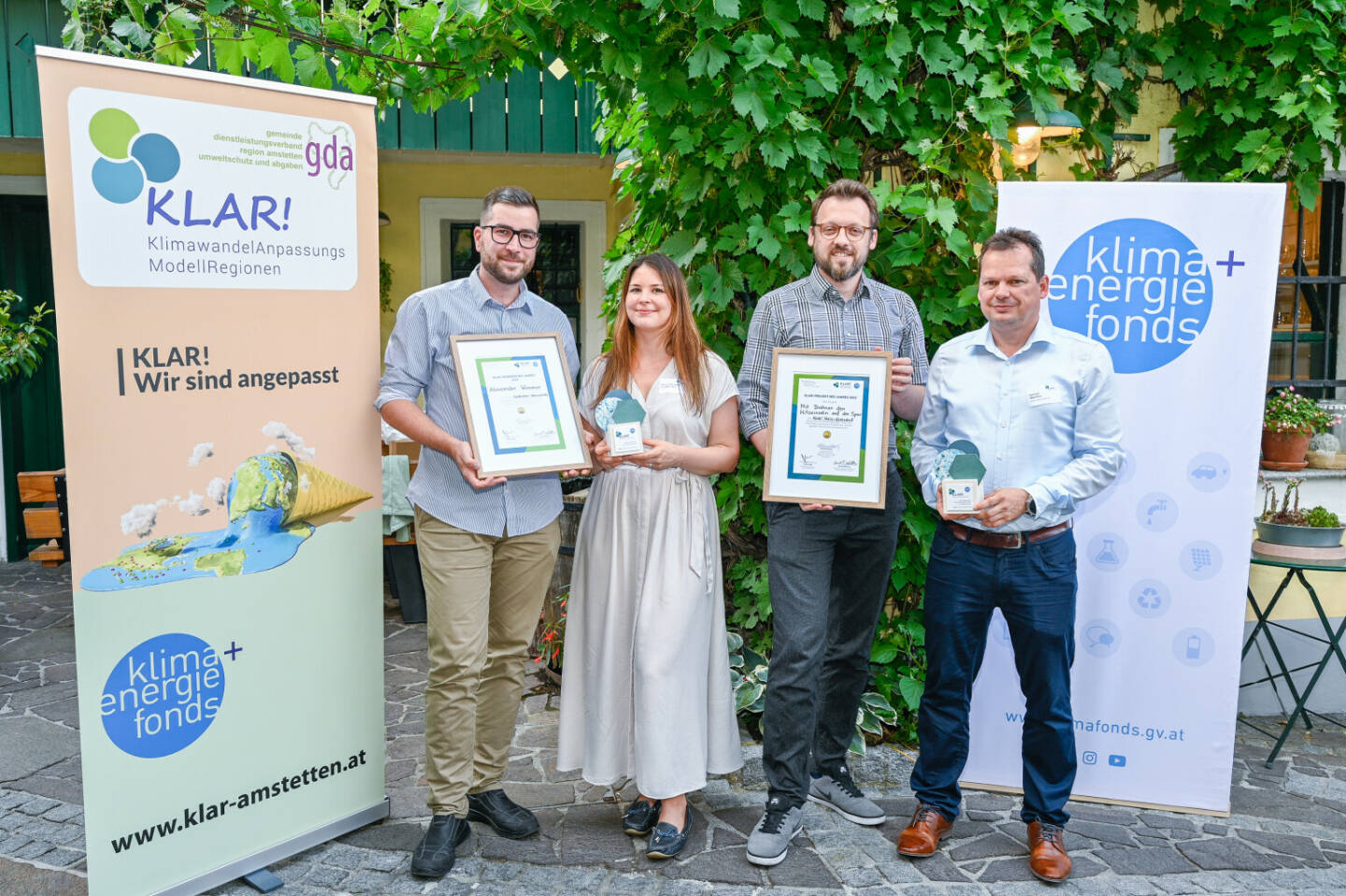 Klima- und Energiefonds: Alexander Wimmer ist KLAR!-Manager des Jahres 2023, (v.l.n.r.): Alexander Wimmer (KLAR!-Manager des Jahres 2023; KLAR! Südliches Weinviertel), Marie-Christine Hopfgartner (BMK), Christian Hütter (KLAR! Weiz-Gleisdorf) und Gernot Wörther (stv. Geschäftsführer Klima- und Energiefonds) Fotocredit:Klima- und Energiefonds/APA-Fotoservice/Haslinger