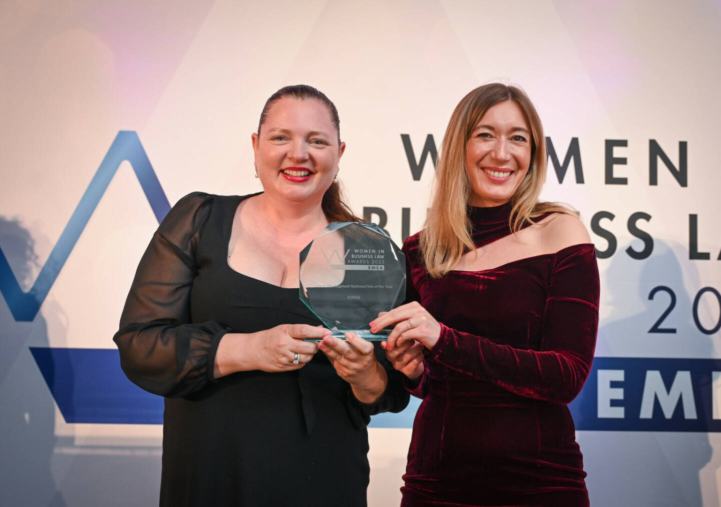 DORDA Rechtsanwälte GmbH: DORDA erhält bei den Women in Business Law Awards 2023 drei renommierte Auszeichnungen, v. l. n. r.: Francine Brogyanyi und Magdalena Nitsche Fotocredit:Women in Business Law/ Delinian