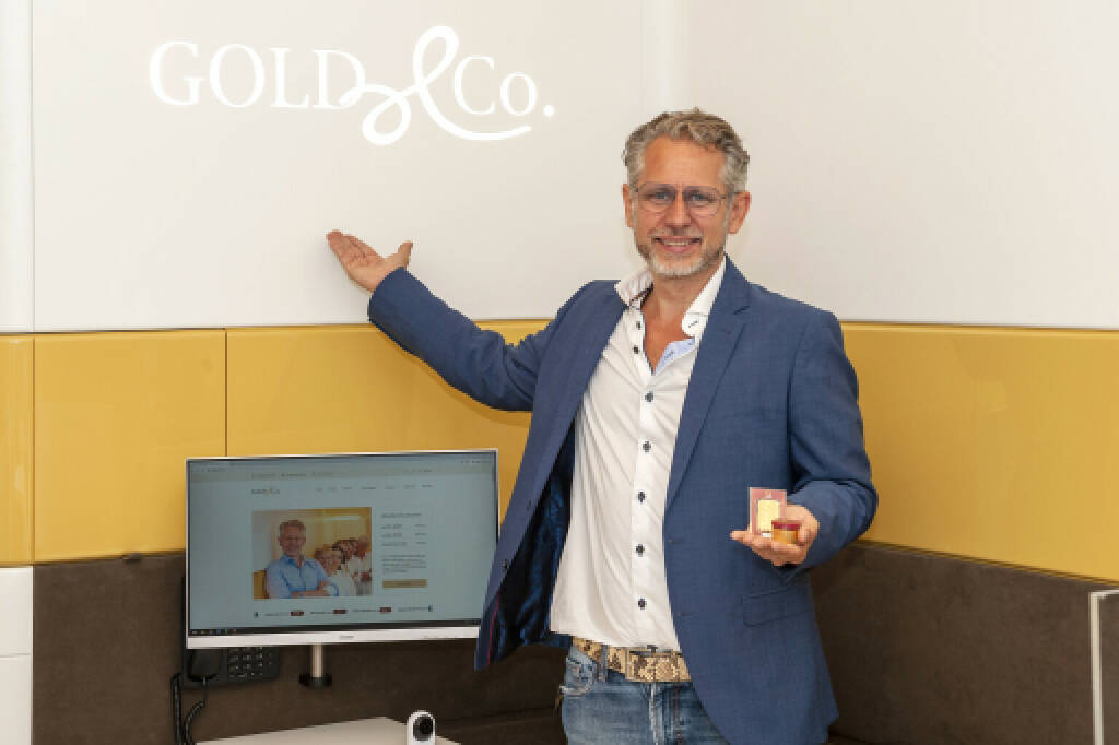 Gold & Co eröffnet dritte Filiale in Wien
Am Montag, 3. Juli eröffnete der Wiener Edelmetallhändler Gold & Co. einen neuen dritten Standort in der Landstraßer Hauptstraße 8 im 3. Bezirk., GF Walter Hell-Höflinger in der neuen Filiale 1030 Wien, Credit: Curt Themessl, © Aussender (04.07.2023) 