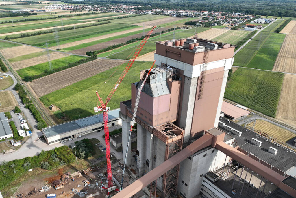 Österreichs größtes Rückbauprojekt geht in die finale Phase. Die Anlage am Dach des alten VERBUND-Kohleblocks wird entfernt, zerlegt und entsorgt. Die Demontage der gesamten Anlagentechnik ist voll im Plan und soll bis Ende des Jahres abgeschlossen sein. Foto: Verbund, © Aussender (04.08.2023) 