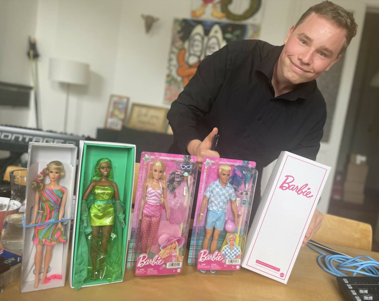 Showpraktikant Laurenz mit einem Barbie-Set