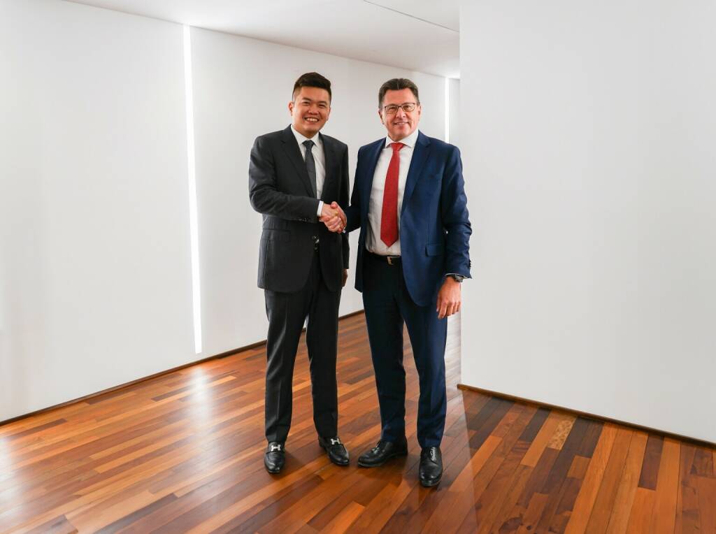 Semperit schließt Verkauf des Medizingeschäfts erfolgreich ab: im Bild: Haziq Bin Zairel Oh, Executive Chairman & CEO von HARPS, und Karl Haider, CEO Semperit, beim Unterschreiben der Closing-Dokumente. Fotoquelle: Semperit, © Aussendung (31.08.2023) 