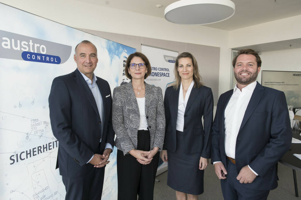 Austro Control hat gemeinsam mit Frequentis ein Verkehrsmanagment-System zur sicheren Integration von Drohnen in den österreichischen Luftraum entwickelt. Von links: Frequentis CEO Norbert Haslacher, BMK Elisabeth Landrichter, Austro Control Geschäftsführerin Valerie Hackl, Austro Control Geschäftsführer Philipp Peaber Foto: Frequentis, © Aussender (03.10.2023) 