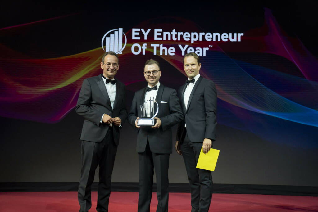 EY Entrepreneur Of The Year 2023:  (v.l.n.r.) Erich Lehner (Program Partner EY Entrepreneur Of The Year Österreich), Ewald-Marco Münzer (EY Entrepreneur Of The Year 2023 in der Kategorie „Nachhaltigkeit & Greentech“ und Österreichs Vertreter beim EY World Entrepreneur Of The Year 2024), Johannes Höhrhan (Geschäftsführer IV Wien) 
Copyright: EY/Point of View, © Aussendung (16.10.2023) 