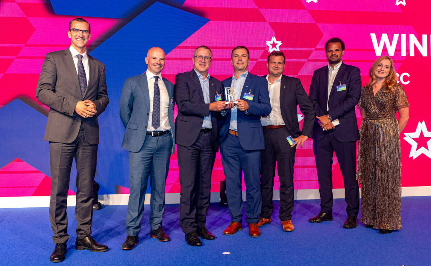 Rolls-Royce zeichnet FACC mit Best Practice Supplier Award aus: Sebastian Resch (Director of Operations, Rolls-Royce), James Partington (Chief Procurement Officer, Rolls-Royce), FACC CEO Robert Machtlinger, Günter Nelböck (VP Engines & Nacelles, FACC), Bernhard Schöpf (Director Program, FACC), Lawrence Betty (Supplier Management Executive, Rolls-Royce), Sarah Ricketts (Senior VP Procurement, Rolls-Royce) © Rolls-Royce