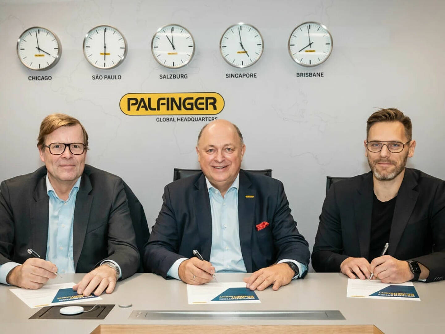 PALFINGER: WEGWEISENDE ALLIANZ FÜR DEN FERNGESTEUERTEN OFFSHORE-BETRIEB: Per Harald Kongelf, COO, Aker BP; Andreas Klauser, CEO PALFINGER AG und Torbjørn Engedal, CEO Optilift, bei der offiziellen Unterzeichnung im Headquarter der PALFINGER AG in Salzburg, Österreich. © P@2x