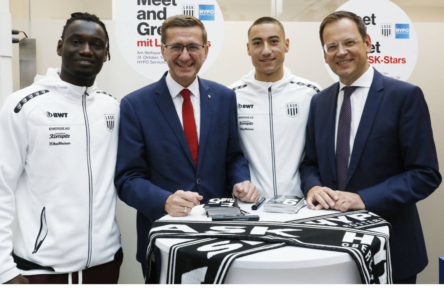 Der Vorstand der HYPO Oberösterreich lud zum bereits traditionellen Vernetzungs-Empfang, im Bild: LASK-Spieler Marin Ljubicic und Ebrima Darboe mit Wirtschaftslandesrat Markus Achleitner und Hypo OÖ-CEO Klaus Kumpfmüller Foto: HYPO OÖ / Cityfoto