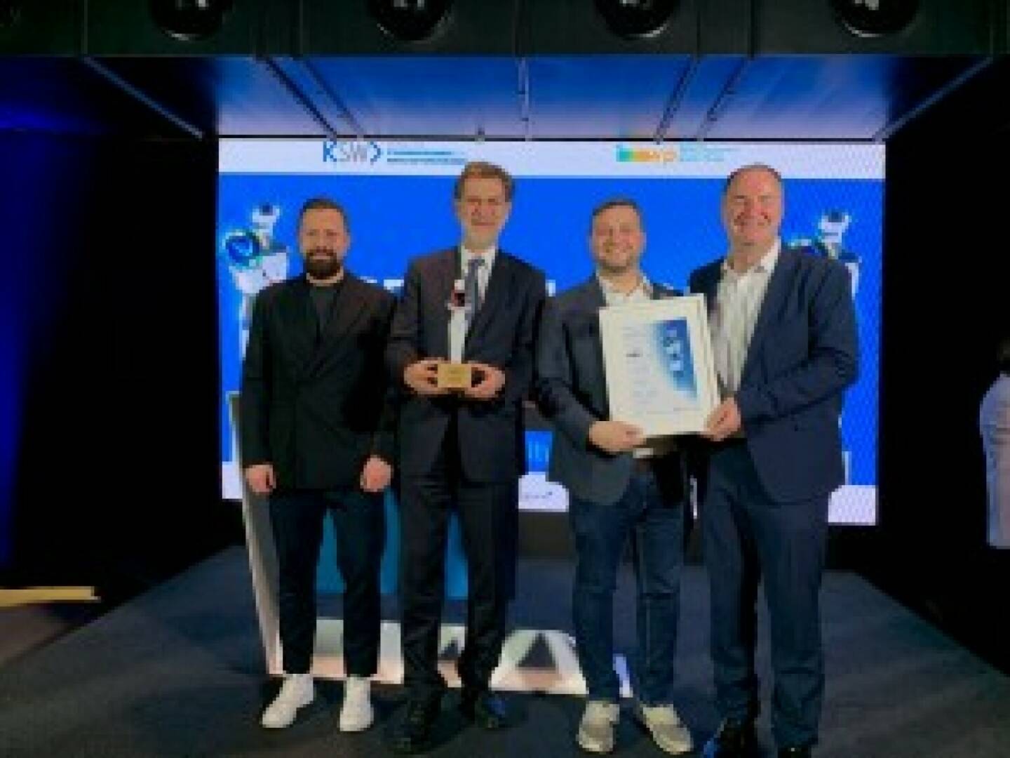 VBV bekommt IPE Country Award 2023 und Nachhaltigkeitspreis ASRA: Preisträger: Sanel Sačić (VBV-Gruppe), Andreas Zakostelsky (CEO VBV-Gruppe), Markus Sumpich (VBV-Vorsorgekasse), Rudolf Greinix (VBV-Gruppe) Credit: VBV