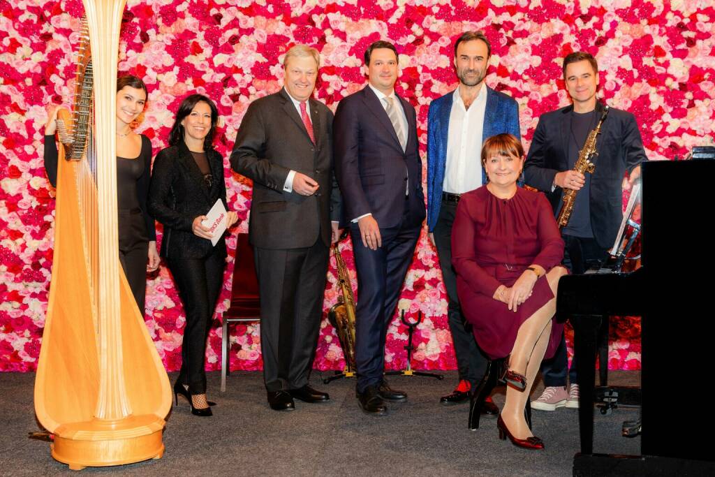 BKS Bank Neujahrsempfang 2024: im Bild v.li. Harfenistin Hannah Senfter, Moderatorin Ute Pichler, BKS Bank-Vorstandsmitglied Nikolaus Juhász, BKS Bank-Vorstandsmitglied Dietmar Böckmann, Jazzmusiker Tonč Feinig, Saxophonist Edgar Unterkirchner, BKS Bank-Vorstandsvorsitzende Herta Stockbauer. (c)Marion Carniel.jpg (10.01.2024) 