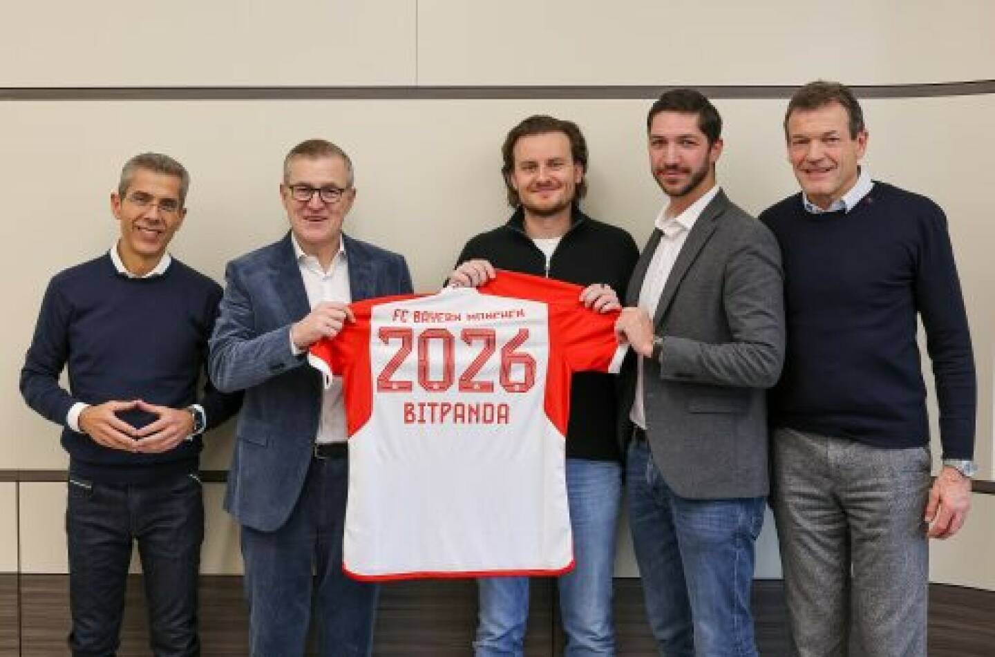 Das österreichische FinTech Bitpanda schließt eine langfristige Partnerschaft mit dem deutschen Fußball-Rekordmeister und wird exklusiver Krypto-Partner des FC Bayern München. im Bild: Michael Diederich, Jan-Christian Dreesen, Eric Demuth, Lukas Enzersdorfer-Konrad und Andreas Jung (v.l.n.r) Credit: Bitpanda