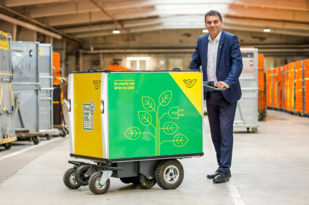 Peter Umundum, Vorstandsdirektor für Paket & Logistik, Österreichische Post AG, mit einem der ersten elektrischen Zustellwägen. Credit: Österreichische Post, © Aussender (22.02.2024) 