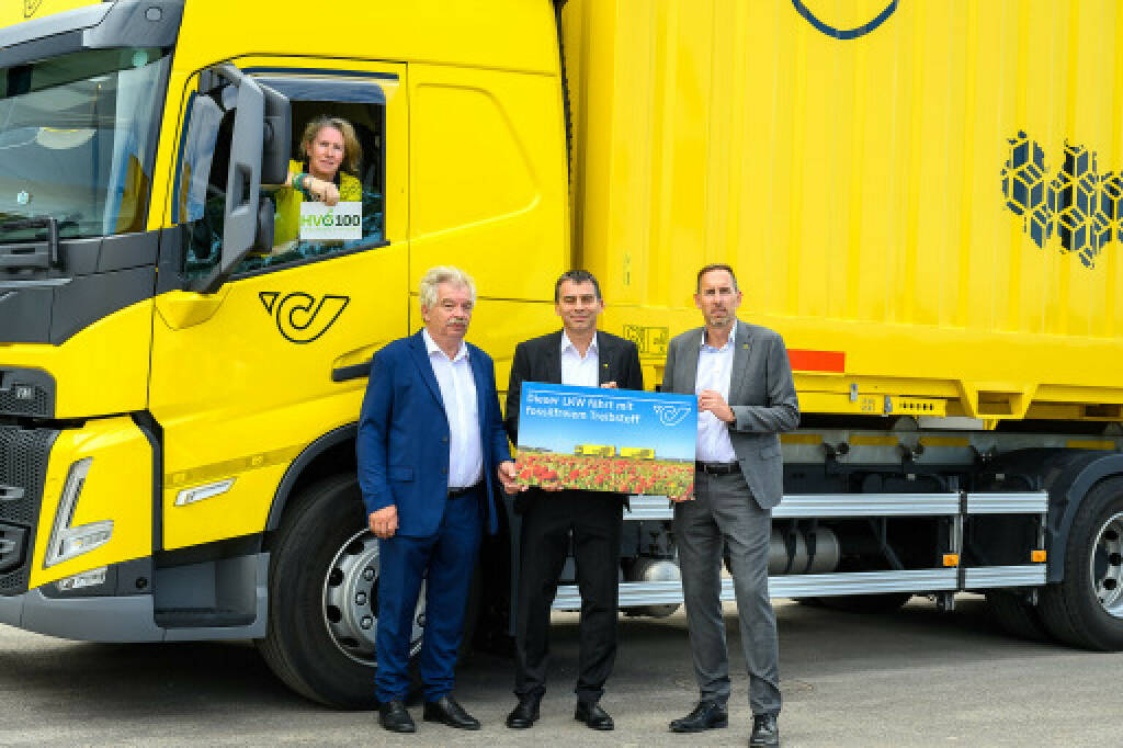 Österreichische Post wird LKW-Flotte mit fossilfreiem Treibstoff betanken (v.l.): Dagmar Stieler, Disponentin Transportlogistik Ost, Martin Prasch, Leiter Transportlogistik Ost, Peter Umundum, Vorstandsdirektor für Paket & Logistik, Thomas Fellner, Leiter Transportlogistik National, alle Österreichische Post AG (Credit: Österreichische Post AG), © Aussender (27.02.2024) 