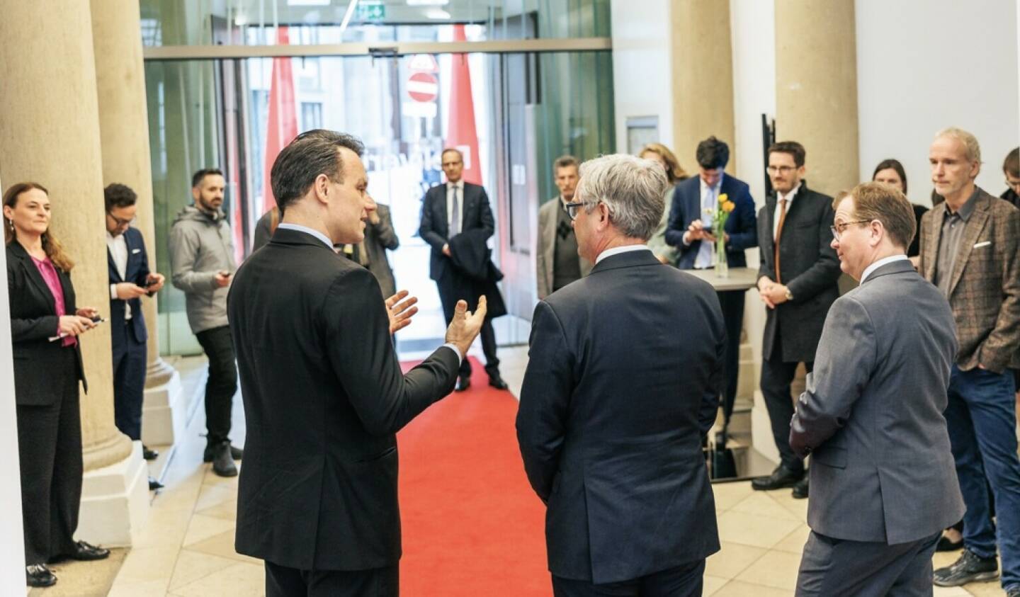 In der Wiener Börse mit Christoph Boschan, Magnus Brunner und Markus Stix zum Start des Fliesshandels bei Bundesanleihen, ich habe gleich getestet und die 100jährige bei dad.at gekauft