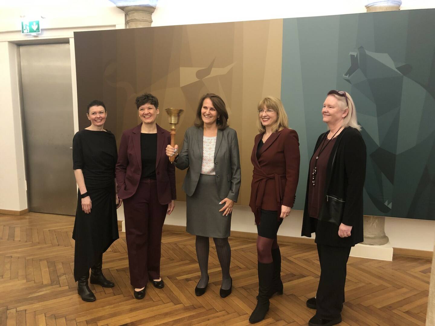 Ring the Bell for Gender Equality hieß es am 8. März, dem Internationalen Frauentag, wieder an der Wiener Börse. V.li. Monika Kovarova-Simecek (FH St. Pölten), Lena Gugenberger (Three Coins GmbH), Andrea Herrmann (Vorständin Wiener Börse), Bettina Fuhrmann (Director of the Institute for Business Education – Institutsvorständin) und Susanne Spangl (Zentrum für Entrepreneurship Education & wertebasierte Wirtschaftsdidaktik, Kirchliche Pädagogische Hochschule Wien/Krems). Foto: Börse Social Network