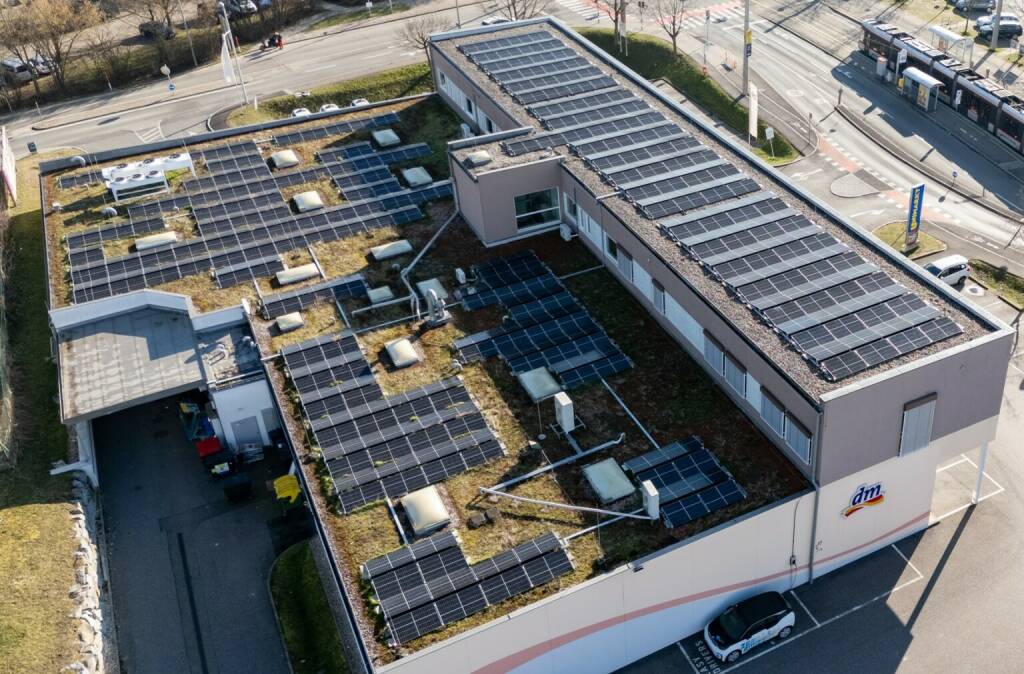 HYPO OÖ und LINZ AG realisieren beim Fachmarktzentrum Ebelsberg eine innovative Sonnenstromlösung. Durch die PV-Anlage werden etwa 36 Tonnen CO2 jährlich eingespart. © LINZ AG/Fotokerschi (11.03.2024) 