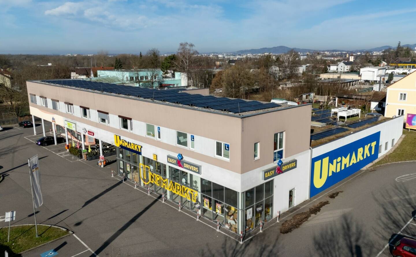 HYPO OÖ und LINZ AG realisieren beim Fachmarktzentrum Ebelsberg eine innovative Sonnenstromlösung. Durch die PV-Anlage werden etwa 36 Tonnen CO2 jährlich eingespart. © LINZ AG/Fotokerschi