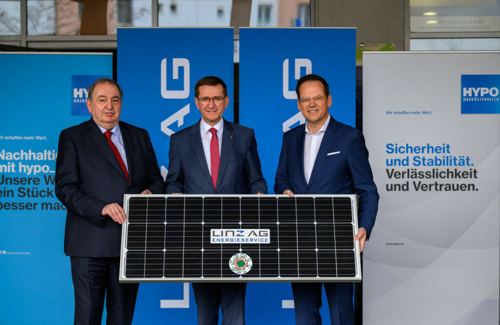 PK HYPO OÖ und LINZ AG/LES  - innovatives PV-Projekt Fachmarktzentrum Ebelsberg: Im Bild: Erich Haider (Generaldirektor LINZ AG), Markus Achleitner (Wirtschafts- und Energie-Landesrat von Oberösterreich), Klaus Kumpfmüller (Vorstandsvorsitzender HYPO Oberösterreich), © LINZ AG/Fotokerschi (11.03.2024) 