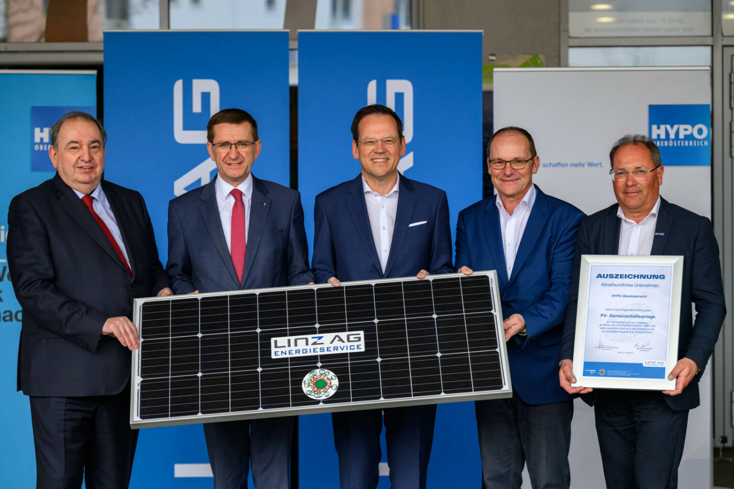 PK HYPO OÖ und LINZ AG/LES  - innovatives PV-Projekt Fachmarktzentrum Ebelsberg: Im Bild: Erich Haider (Generaldirektor LINZ AG), Markus Achleitner (Wirtschafts- und Energie-Landesrat von Oberösterreich), Klaus Kumpfmüller (Vorstandsvorsitzender HYPO Oberösterreich), Bernd Freisais (Geschäftsführer LINZ-ENERGIESERVICE GmbH-LES), Andreas Liegl (Leiter Standortmanagement Unimarkt) © LINZ AG/Fotokerschi