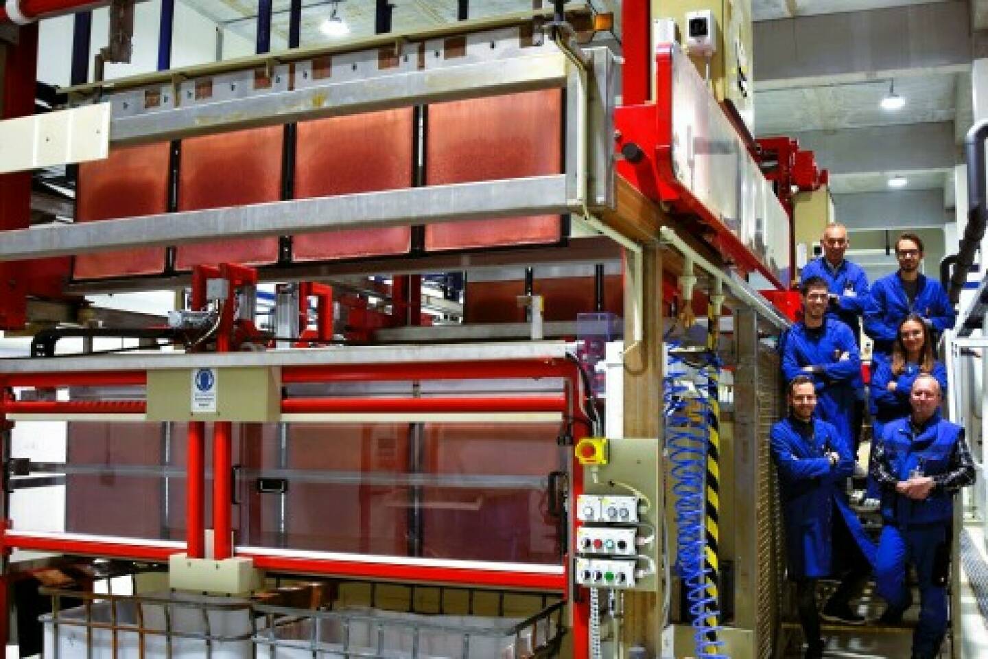 Das Team AT&S ist stolz auf die innovative Kupferrecyclinganlage in Leoben. Bis zu 1.000 kg Kupfer können bald pro Tag rückgewonnen werden. Foto: AT&S/Heigl