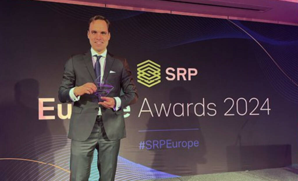 Das Raiffeisen Zertifikate-Team (im Bild Philipp Arnold, Abteilungsleiter Zertifikate Sales und Marketing) wurde von Structured Retail Products (SRP) mit dem SRP Award 2024 ausgezeichnet. Foto: beigestellt, © Aussendung (20.03.2024) 