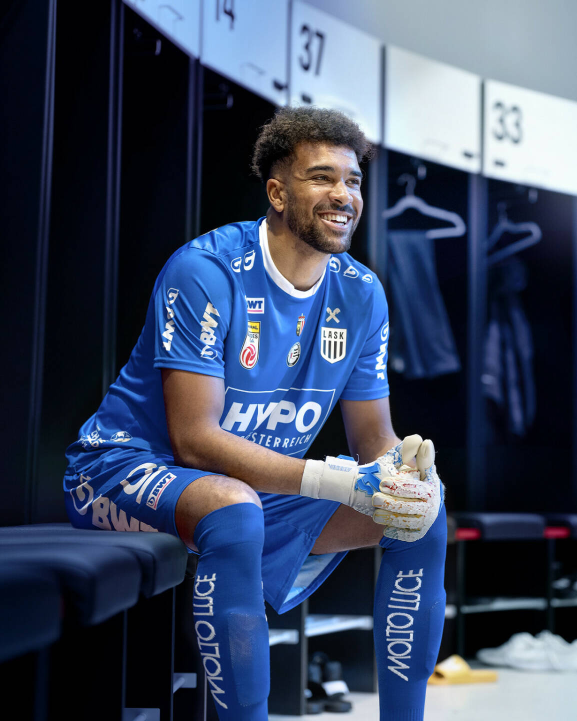 HYPO OÖ Kampagne 2024 mit LASK-Keeper Tobias Lawal: Die Foto- und Videomotive wurden an den Original-Schauplätzen produziert, hier in der LASK-Kabine. HYPO OÖ/Helge Kirchberger