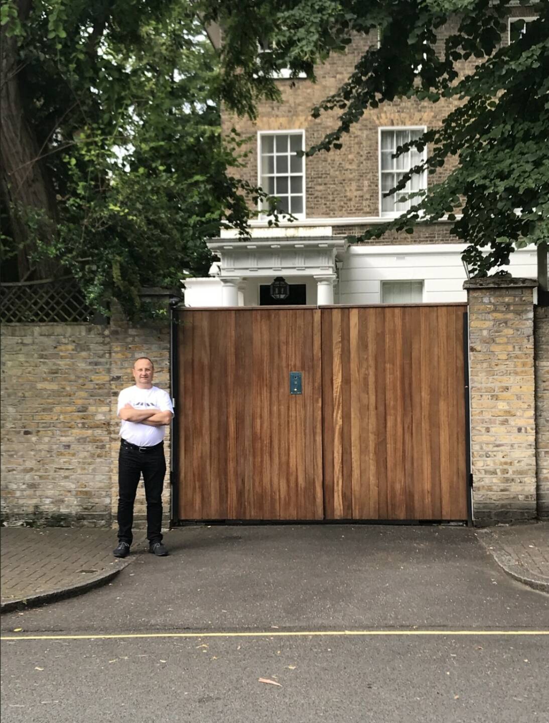 Paul Rettenbacher vor einer Beatles-Immobilie: Paul McCartney's London Haus in der 
7 Cavendish Avenue, NW8 London, St. John's Wood. Gleich neben Abbey Road und Lord's Crickets.
