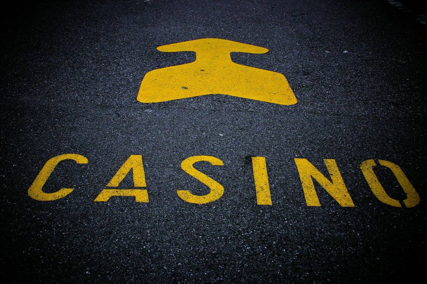 Casino, Pfeil - https://pixabay.com/de/photos/casino-hinweis-fahrbahn-markierung-594157/
