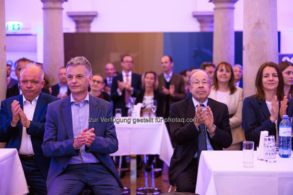 200 Jahre Semperit: Get-together in der Wiener Börse, mit u.a. Lukas Stipkovich (Advisory Invest), Friedrich Erhart (Fotograf, Künstler, ehemals Fondsmanager), Erich Hampel (B&C) Foto: Semperit (21.05.2024) 