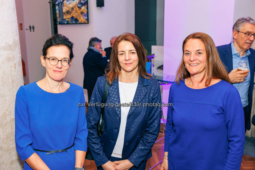 200 Jahre Semperit: v.li. Bettina Schragl (Semperit), Christine Petzwinkler (Börse Social), Antia Schatz (Wiener Börse),  Foto: Semperit (21.05.2024) 