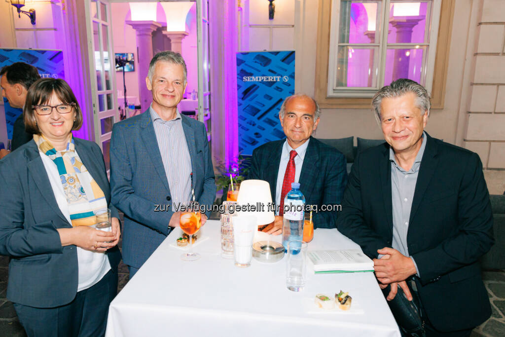 200 Jahre Semperit: v.li. Henriette Lininger (Wiener Börse), Fritz Erhart (Künstler, ehemals Fondsmanager), Manfred Kainz (Börsen Kurier), Robert Gillinger (Börse Express) Foto: Semperit (22.05.2024) 