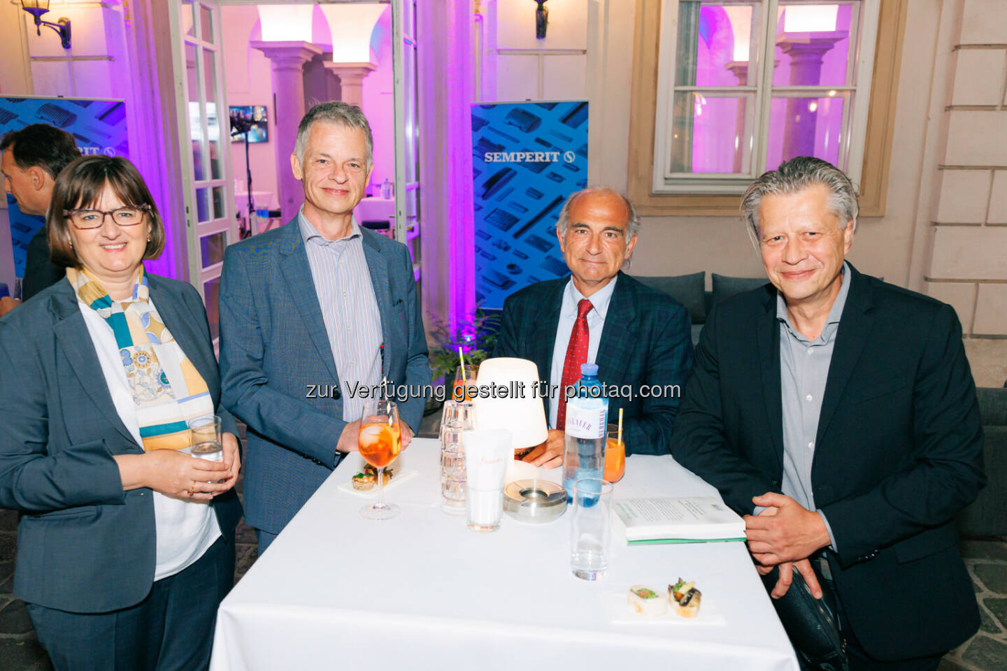 200 Jahre Semperit: v.li. Henriette Lininger (Wiener Börse), Fritz Erhart (Künstler, ehemals Fondsmanager), Manfred Kainz (Börsen Kurier), Robert Gillinger (Börse Express) Foto: Semperit