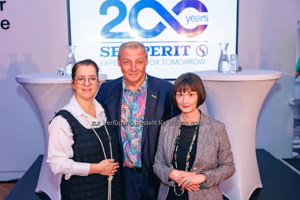 200 Jahre Semperit: v.li. Judit Helenyi (Semperit), Hannes Roither (Palfinger), Edith Franc (Wiener Börse), Foto: Semperit (22.05.2024) 