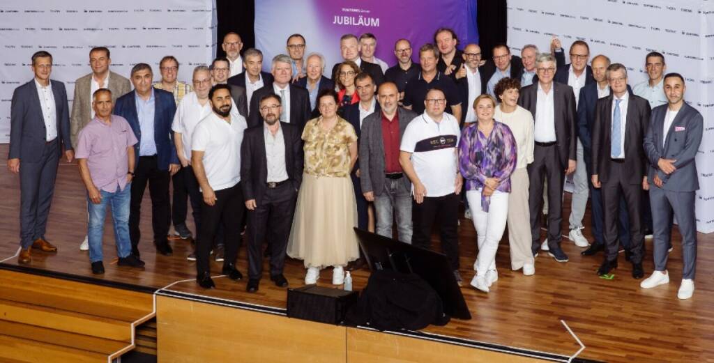 Zumtobel: Jubilarinnen und Jubilare, die an diesem Abend 30 Jahre und mehr an Betriebszugehörigkeit feierten, 
sowie Gratulanten aus Vorstand und Management. Foto: Lisa Mathis, © Aussender (11.06.2024) 