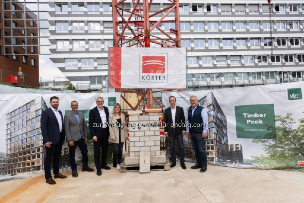 UBM: Projektbeteiligte bei der Grundsteinlegung im Holz-Hybrid Bürohaus Timber Peak, Fotocredit:Sven Hasselbach Fotografie (18.06.2024) 