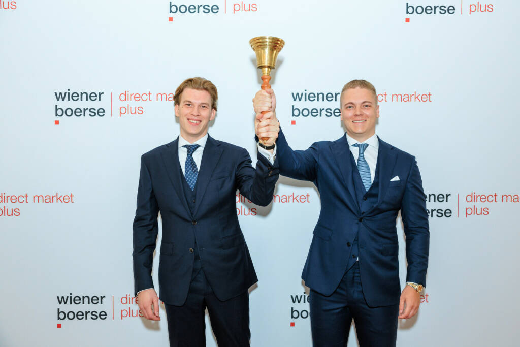 Robin Haas und Leon Schelske, Vorstände der MWB AG, läuten den Handelsstart im börsenregulierten Segment direct market plus der Wiener Börse mit der traditionellen Börsenglocke ein. Die Aktien der MWB AG können ab sofort einmal täglich in einer Auktion mit Preisbildung um 13:30 Uhr gehandelt werden. Foto: Wiener Börse, © Aussender (01.07.2024) 