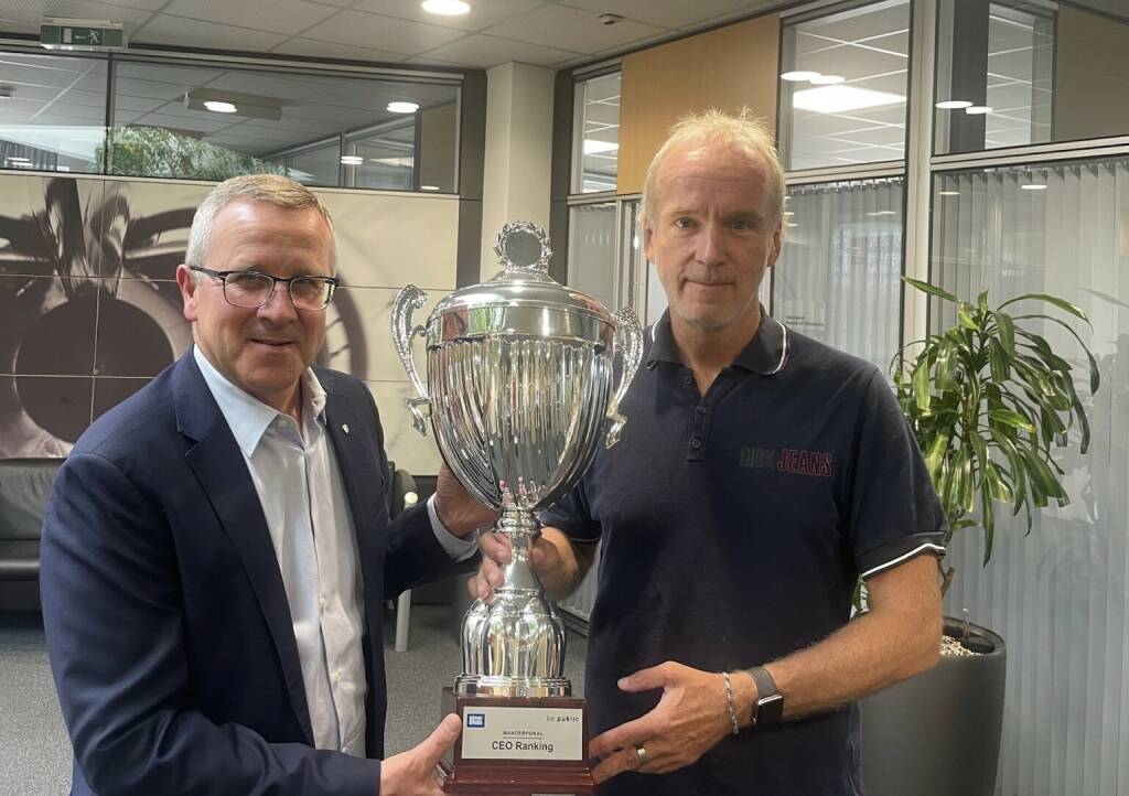 Robert Machtlinger übernimmt den CEO-Ranking-Pokal von Ex-SBO-CEO Gerald Grohmann, der ihn nach seinem Pensionsantritt wieder stiftete. Danke an beide! (09.07.2024) 