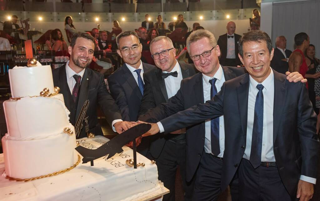 FACC feiert gemeinsam mit Kunden und Wegbegleitern 35 Jahre Innovation: v.l.n.r. CFO Florian Heindl, FACC Aufsichtsratsvorsitzender Wang Chengkuan, CEO Robert Machtlinger, COO Andreas Ockel und CSO Tongyu Xu
© Koch / Scalaria (02.09.2024) 