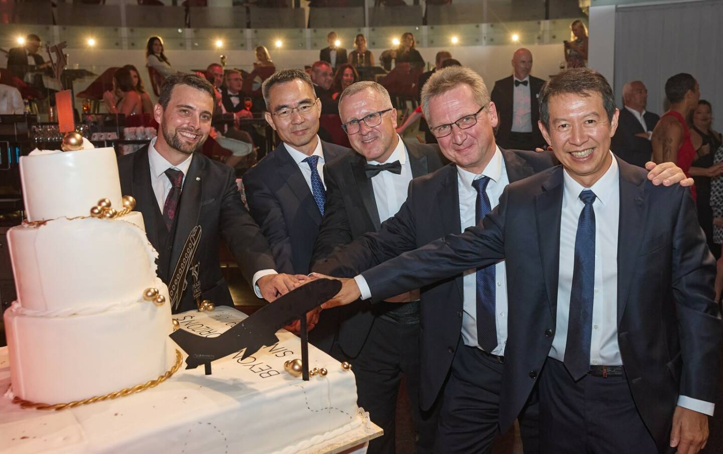 FACC feiert gemeinsam mit Kunden und Wegbegleitern 35 Jahre Innovation: v.l.n.r. CFO Florian Heindl, FACC Aufsichtsratsvorsitzender Wang Chengkuan, CEO Robert Machtlinger, COO Andreas Ockel und CSO Tongyu Xu
© Koch / Scalaria