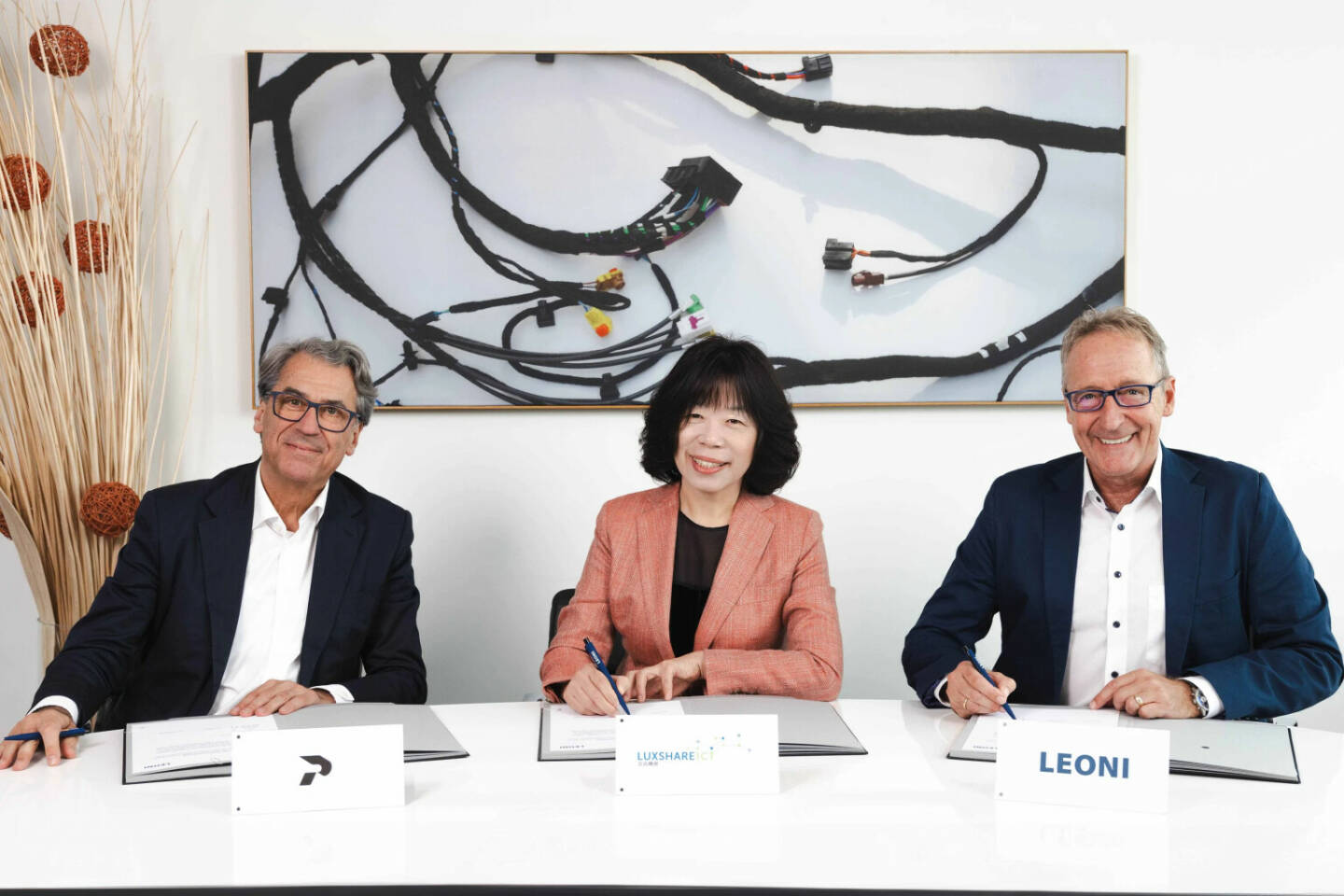 Mit dem Einstieg von LUXSHARE gewinnt die LEONI AG und ihr Geschäftsbereich Wiring Systems Division (WSD) einen weiteren starken Anteilseigner, im Bild: Stefan Pierer, Grace Wang, Klaus Rinnerberger. Foto: Leoni.com