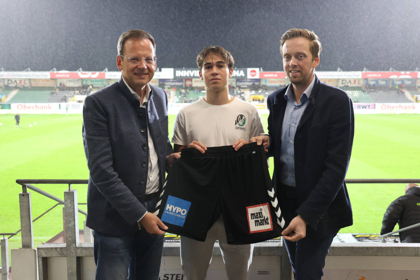 HYPO OÖ neuer Premiumpartner der SV Guntamatic Ried:  v. l. n. r.: Klaus Kumpfmüller (Vorstandsvorsitzender HYPO OÖ), Daniel Wimmer (Kapitän SV Ried), Thomas Gahleitner (Präsident SV Ried). © SV Ried / Schröckelsberger;)