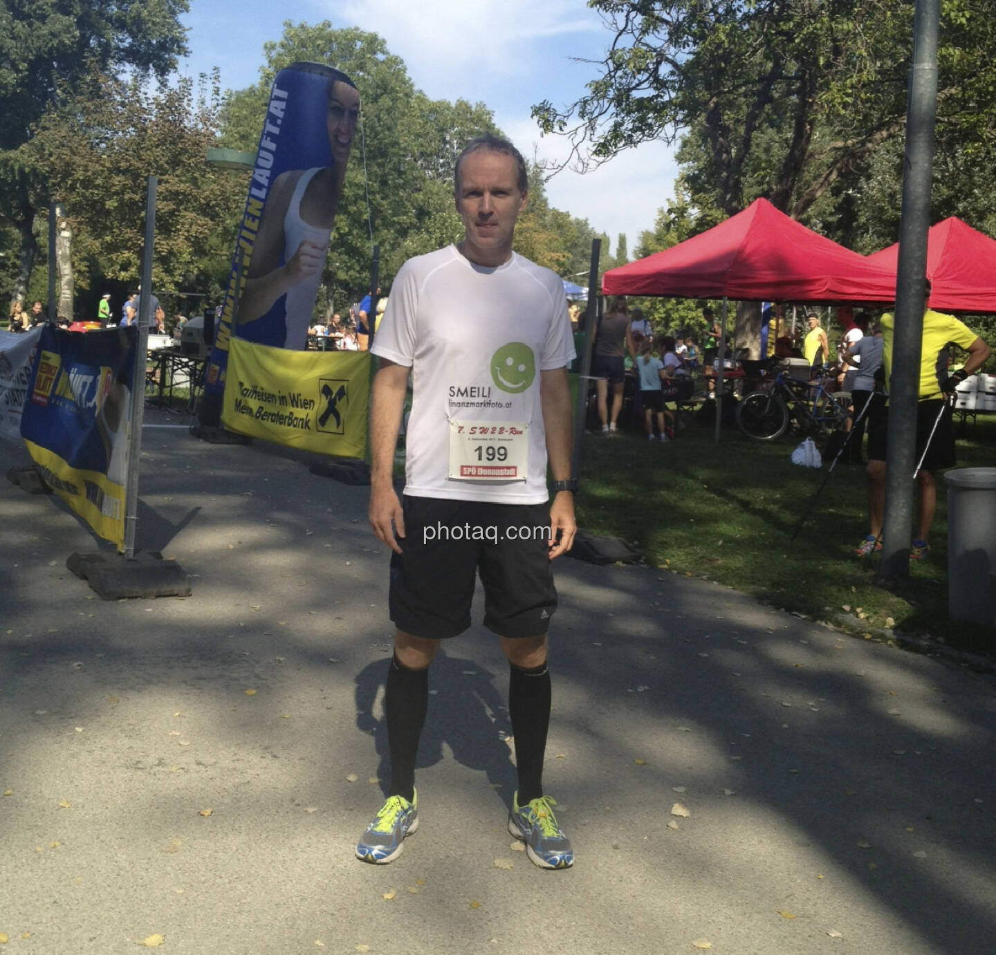 Donauparklauf 2013: In der Montur vor dem Start von einem OMV-Mann fotografiert, ich will ein schulterfreies Shirt, Vorbild die alten Frank-Shorter-Dinger