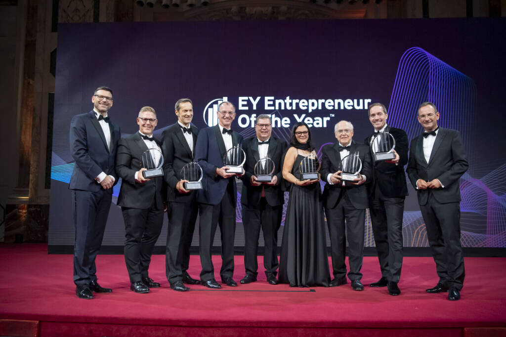 EY Entrepreneur Of The Year 2024_alle Preisträger:innen: Gunther Reimoser (Country Managing Partner EY Österreich), Johannes Braith von Storebox (EY Entrepreneur Of The Year 2024 in der Kategorie „Start-ups” und Gewinner des EY Scale-up Award 2024”), Wolfgang Kradischnig von DELTA Gruppe (EY Entrepreneur Of The Year 2024 in der Kategorie „Dienstleistungen“), Erich Wiesner von WIEHAG (EY Entrepreneur Of The Year 2024 in der Kategorie „Nachhaltigkeit & Greentech“ und Österreichs Vertreter beim EY World Entrepreneur Of The Year 2025), Erwin Raffeiner von Sprecher Automation (EY Entrepreneur Of The Year 2024 in der Kategorie „Innovation & Hightech“), Kathrin Stern von sozKom (EY Entrepreneur Of The Year 2024 in der Kategorie „Social Entrepreneur”), Helmut List von AVL List - Sonderpreis „Unternehmerisches Lebenswerk“, Manfred Kröswang von Kröswang (EY Entrepreneur Of The Year 2024 in der Kategorie „Handel“), Erich Lehner (Program Partner EY Entrepreneur Of The Year Österreich Copyright: EY/Point of View, © Aussendung (21.10.2024) 