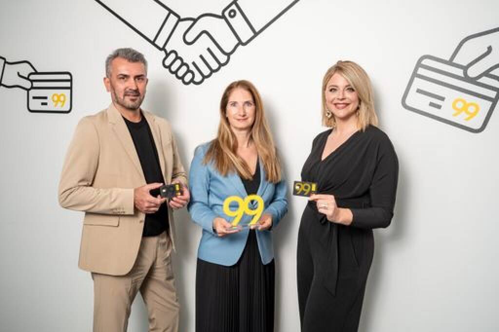 bank99 macht Bankkarten „grüner“ und lässt sie aus recycelten Materialien produzieren: v.l.n.r. Süleyman Tasdemir (COO exceet Card AG), Patricia Kasandziev (Vorstandsmitglied bank99), Claudia Giner (Marketing Managerin exceet Card AG) Fotograf: Robert Harson, © Aussender (23.10.2024) 