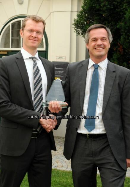 Christian Bauer, Immofinanz, mit dem „Excellence in Real Estate Award“ ausgezeichnet. BidL Christian Bauer, (Immofinanz Group); Wolfgang Scheibenpflug (immQu - Verein zur Förderung der Qualität in der Immobilienwirtschaft) -  mehr unter http://blog.immofinanz.com/de/2013/09/09/immofinanz-christian-bauer-mit-excellence-in-real-estate-award-ausgezeichnet/ Credits: Donau-Universität Krems/ A. Reischer (09.09.2013) 