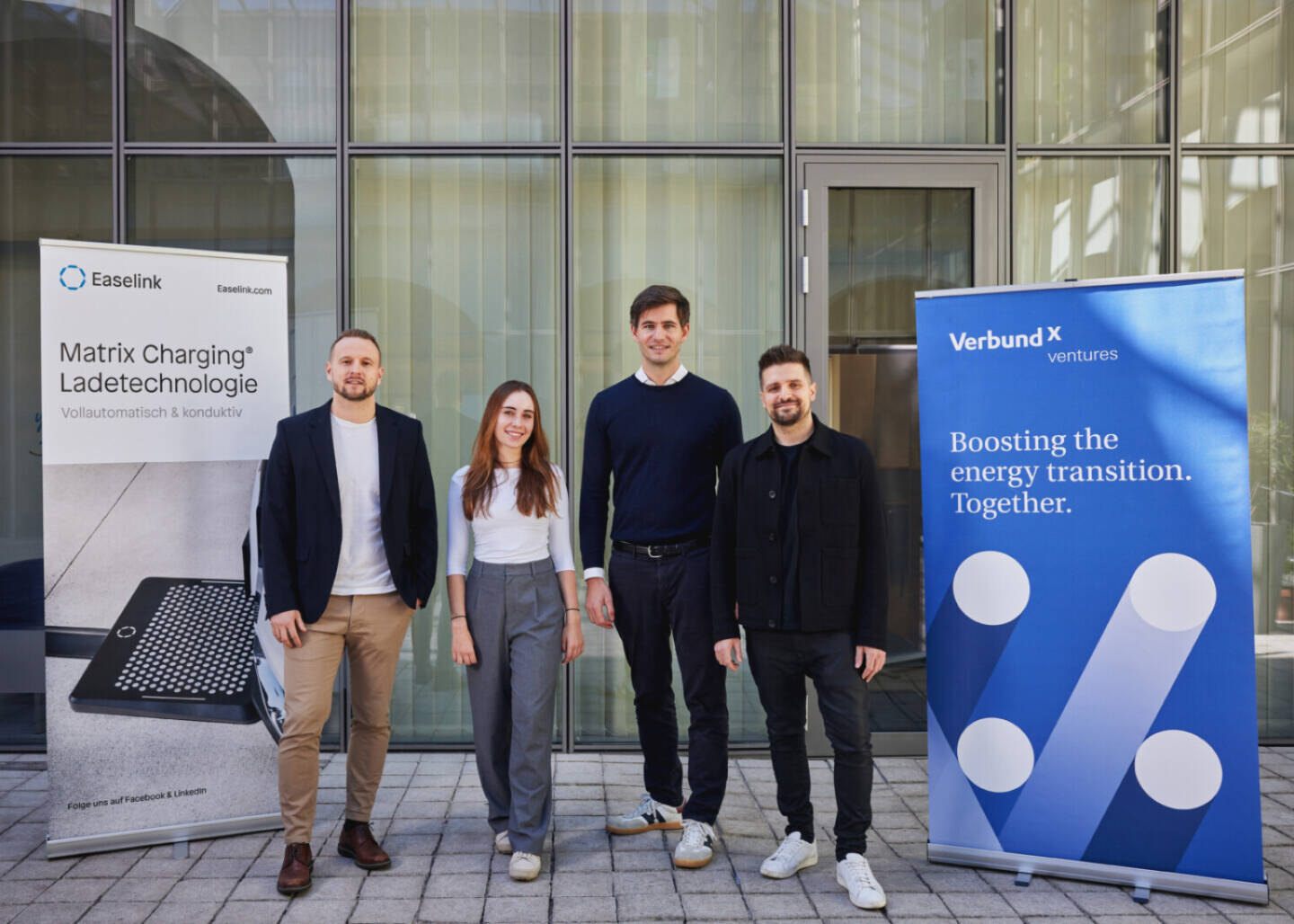 Verbund X investiert in Easelink: Gregor Eckard (Easelink), Sara Toth (Verbund X), Hermann Stockinger (Easelink), Peter Schiff (Verbund X), Foto: Easelink/Verbund