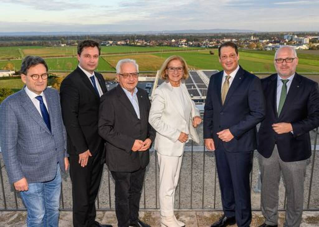 NOVOMATIC errichtet konzernweit größte Photovoltaik-Anlage in Niederösterreich v.l.n.r. Dipl.-Ing. Ryszard Presch (Vorstand NOVOMATIC AG), Mag. Johannes Gratzl (Vorstand NOVOMATIC AG), Ferdinand Köck (Bürgermeister von Gumpoldskirchen), Mag. Johanna Mikl-Leitner (Landeshauptfrau von Niederösterreich), Mag. Stefan Krenn (Vorstand NOVOMATIC AG), Dr. Bernd Oswald (Aufsichtsratsvorsitzender NOVOMATIC AG), Foto: Novomatic, © Aussender (28.10.2024) 