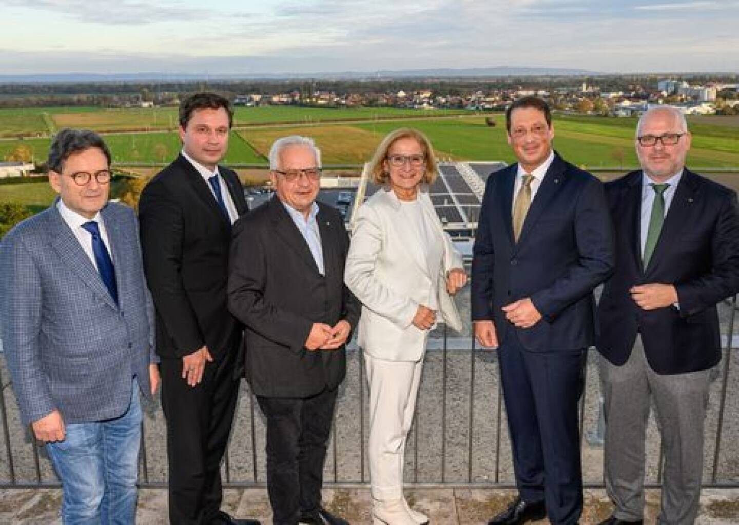 NOVOMATIC errichtet konzernweit größte Photovoltaik-Anlage in Niederösterreich v.l.n.r. Dipl.-Ing. Ryszard Presch (Vorstand NOVOMATIC AG), Mag. Johannes Gratzl (Vorstand NOVOMATIC AG), Ferdinand Köck (Bürgermeister von Gumpoldskirchen), Mag. Johanna Mikl-Leitner (Landeshauptfrau von Niederösterreich), Mag. Stefan Krenn (Vorstand NOVOMATIC AG), Dr. Bernd Oswald (Aufsichtsratsvorsitzender NOVOMATIC AG), Foto: Novomatic