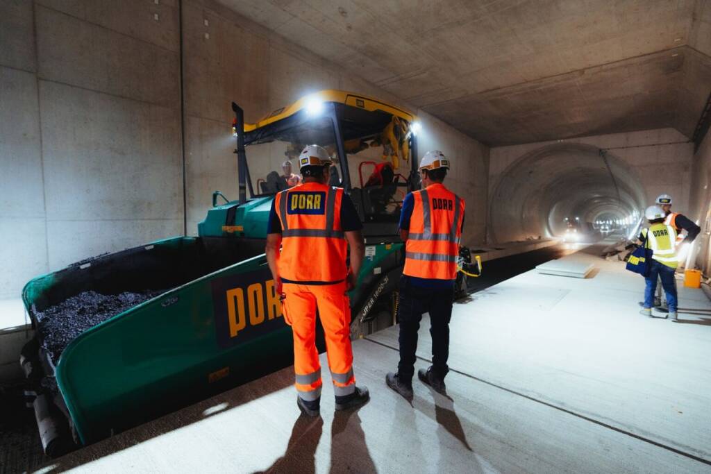 PORR Verkehrswegebau beteiligt sich mit neuartigem Bauverfahren am Bahnstreckenbau für Stuttgart 21: Die durch die ARGE FF PORR S21 geplante Asphalttragschicht soll die Betontragschicht sowie die hydraulisch gebundene Tragschicht des Standardsystems Slab Track Austria ersetzen. © ARGE FF PORR S21, © Aussender (05.11.2024) 